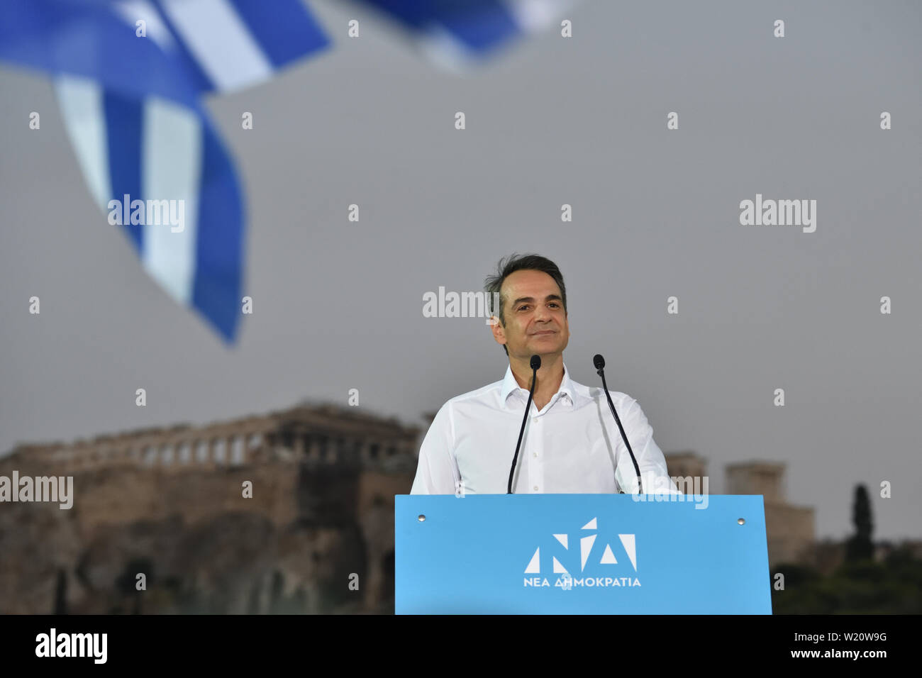 Athen, Griechenland. 4. Apr 2019. Kyriakos Mitsotakis, der Führer der Partei Neue Demokratie, spricht mit Anhänger vor der Akropolis vor den allgemeinen Wahlen in Athen, Griechenland. Credit: Nicolas Koutsokostas/Alamy Stock Foto. Stockfoto