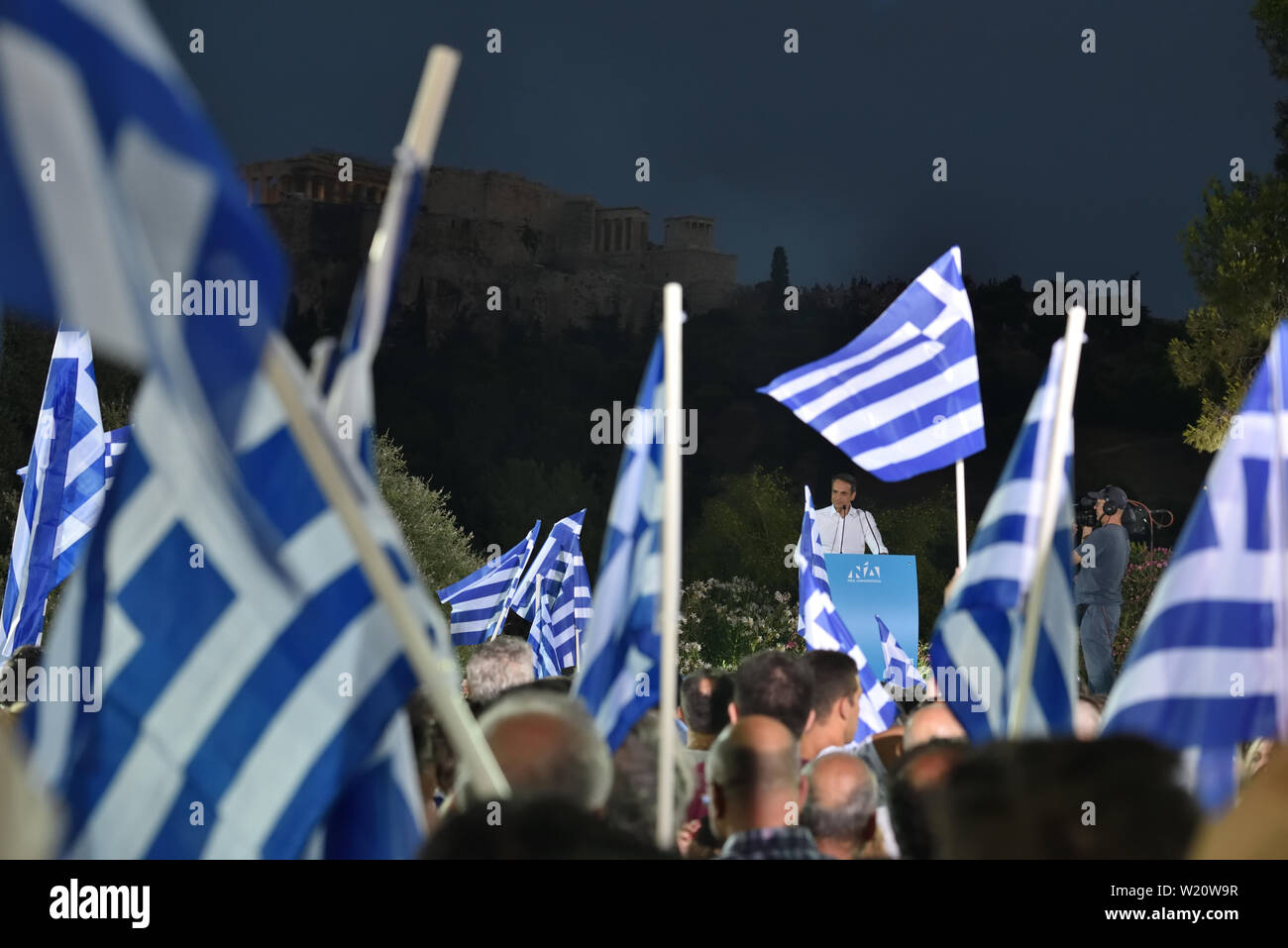 Athen, Griechenland. 4. Apr 2019. Kyriakos Mitsotakis, der Führer der Partei Neue Demokratie, spricht mit Anhänger vor der Akropolis vor den allgemeinen Wahlen in Athen, Griechenland. Credit: Nicolas Koutsokostas/Alamy Stock Foto. Stockfoto