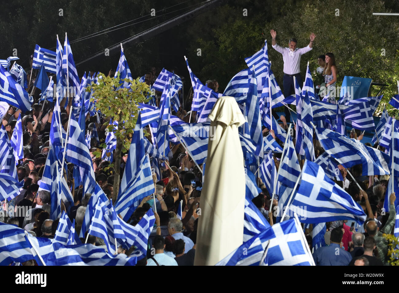 Athen, Griechenland. 4. Apr 2019. Kyriakos Mitsotakis, der Führer der Partei Neue Demokratie, spricht mit Anhänger vor der Akropolis vor den allgemeinen Wahlen in Athen, Griechenland. Credit: Nicolas Koutsokostas/Alamy Stock Foto. Stockfoto