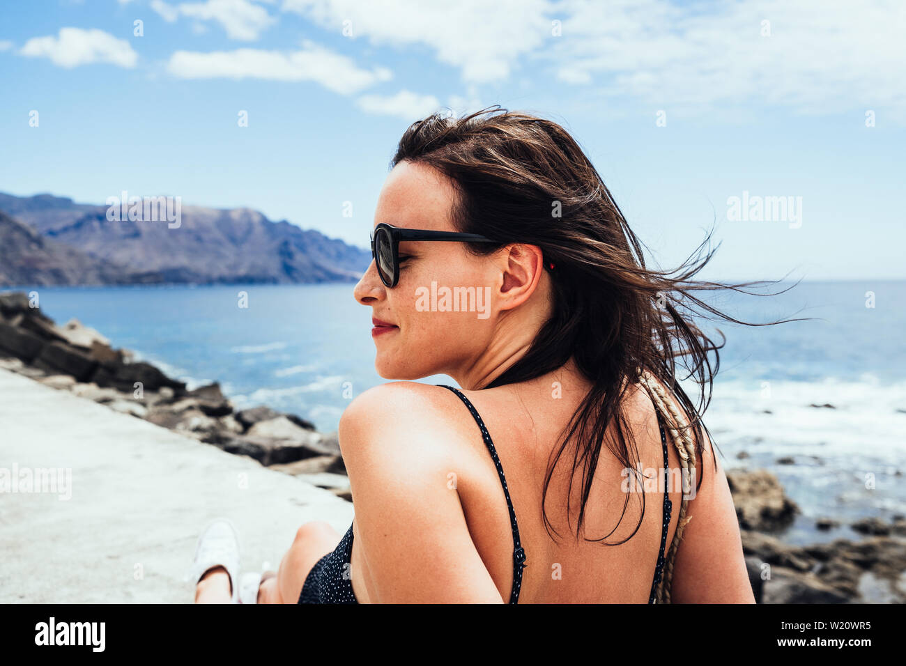 Junge Frau ihrer Zeit weg auf einem heißen Sommer Urlaub, Gran Canaria, Spanien. Stockfoto