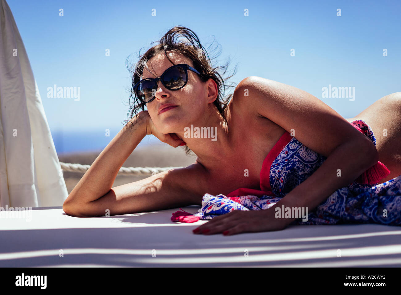Junge Frau ihrer Zeit weg auf einem heißen Sommer Urlaub, Gran Canaria, Spanien. Stockfoto