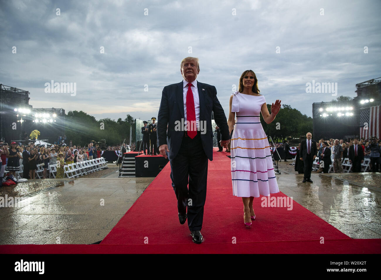 Washington, District of Columbia, USA. 4. Juli 2019. Us-Präsident Donald Trump und First Lady Melania Trump während des Vierten der Juli Feier alute nach Amerika" Veranstaltung in Washington, DC, USA, am Donnerstag, 4. Juli 2019 ab. Das Weiße Haus sagte, die Botschaft des Trump nicht politisch sein - - Trumpf ist der Aufruf der Rede eines ''salute in Amerika'' - aber es kommt, da die Kampagne 2020 bis Heizung ist die Credit: Al Drago/CNP/ZUMA Draht/Alamy leben Nachrichten Stockfoto