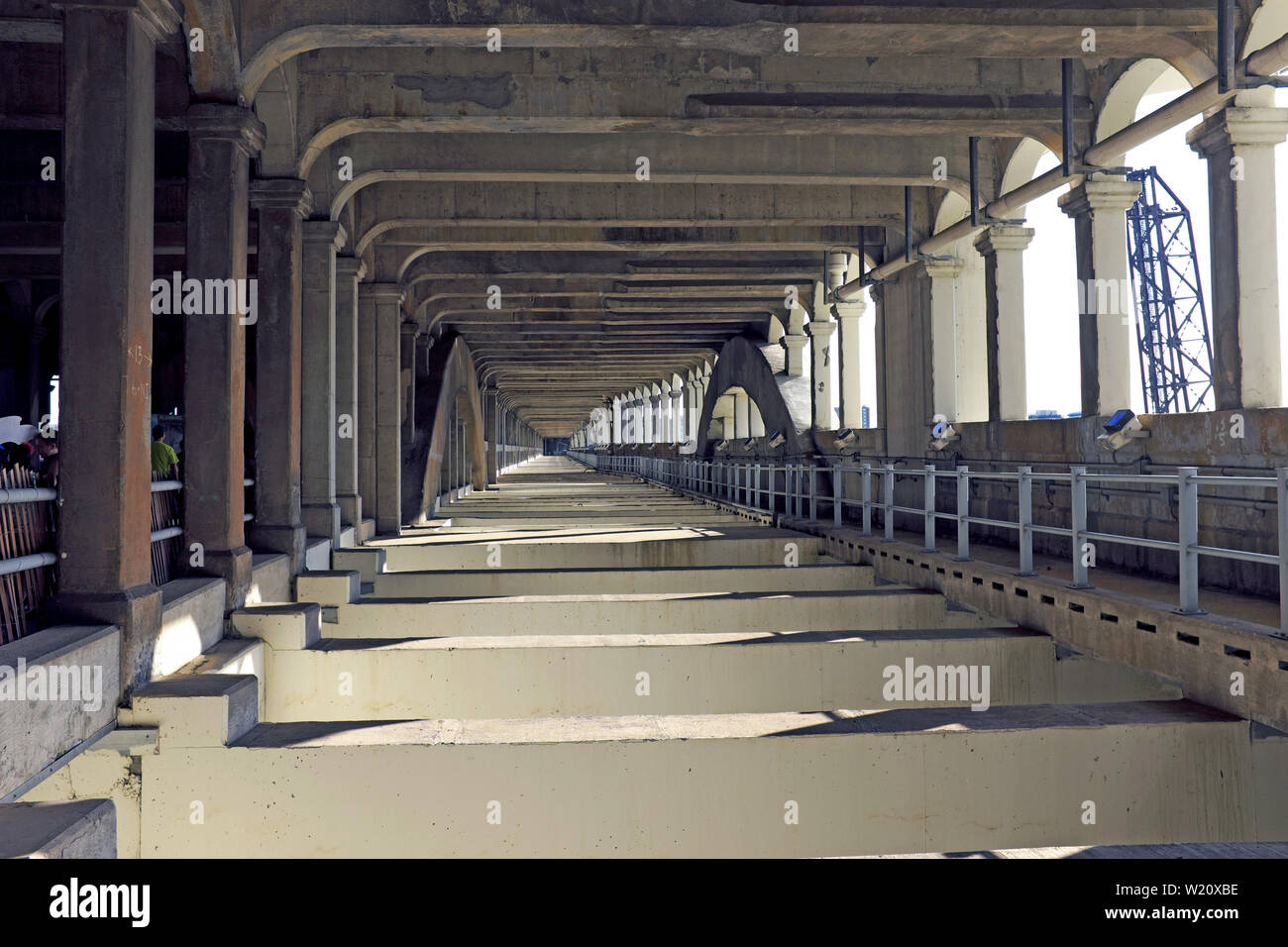 Stahlstahl- und Betonbrückeninfrastruktur des Unterdecks Der Veteran's Memorial Bridge mit Doppeldeck in Cleveland, Ohio, USA. Stockfoto