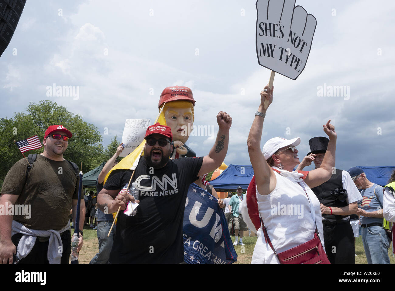 Washington, District of Columbia, USA. 4. Juli 2019. Unterstützer der United States President Donald J. Trumpf ausgetauschten Worte mit Leuten, die sich als "Baby Trump''Blimp und der Trump Tweeting Statue in Washington, DC am 4. Juli 2019 zu sehen. Credit: Stefani Reynolds/CNP/ZUMA Draht/Alamy leben Nachrichten Stockfoto