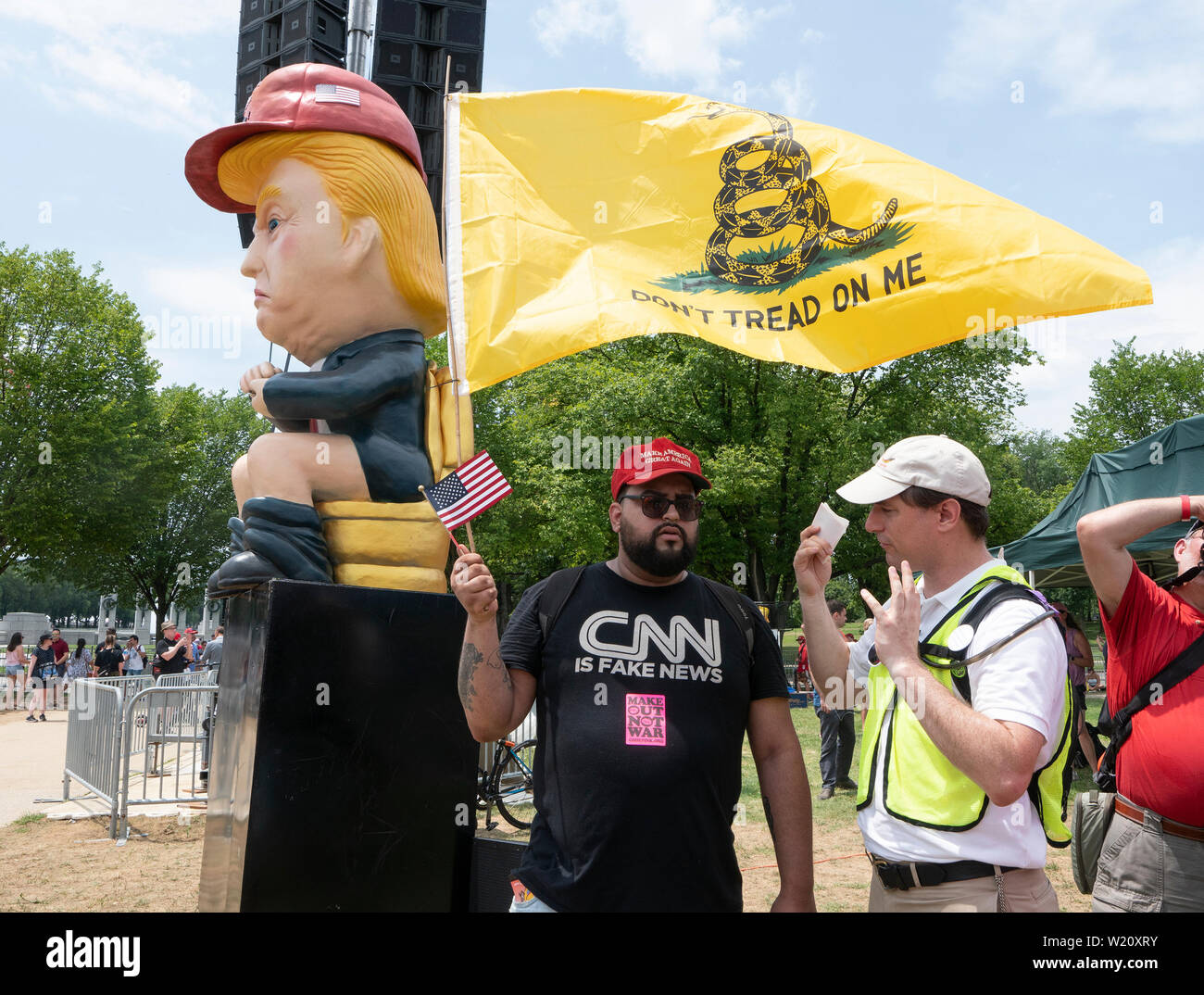 Washington, Vereinigte Staaten von Amerika. 04. Juli, 2019. Unterstützer der United States President Donald J. Trumpf ausgetauschten Worte mit Leuten, die sich als "Baby Trumpf "Blimp und der Trump Tweeting Statue in Washington, DC am 4. Juli 2019 zu sehen. Credit: Stefani Reynolds/CNP | Verwendung der weltweiten Kredit: dpa/Alamy leben Nachrichten Stockfoto