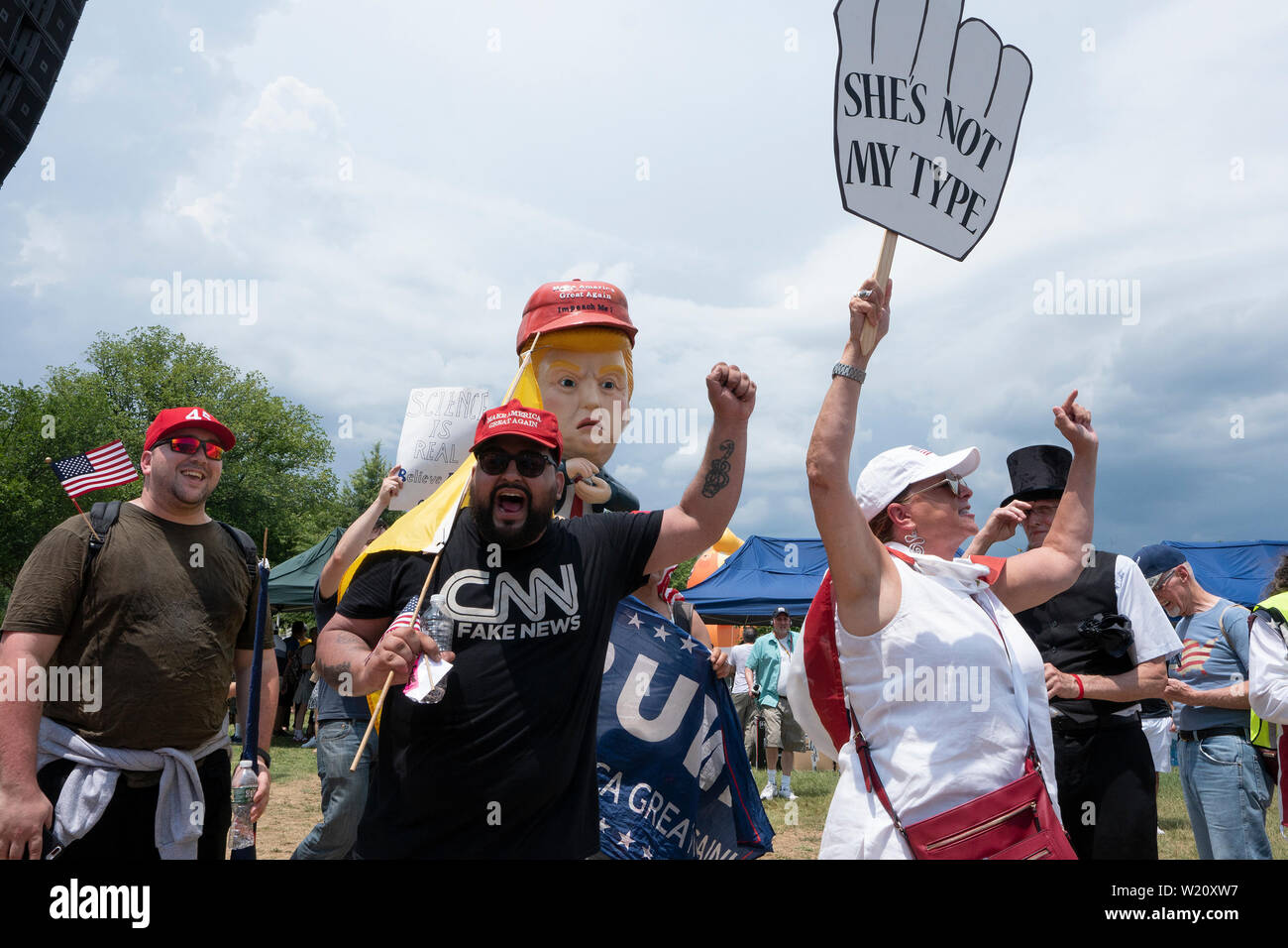 Washington, Vereinigte Staaten von Amerika. 04. Juli, 2019. Unterstützer der United States President Donald J. Trumpf ausgetauschten Worte mit Leuten, die sich als "Baby Trumpf "Blimp und der Trump Tweeting Statue in Washington, DC am 4. Juli 2019 zu sehen. Credit: Stefani Reynolds/CNP | Verwendung der weltweiten Kredit: dpa/Alamy leben Nachrichten Stockfoto