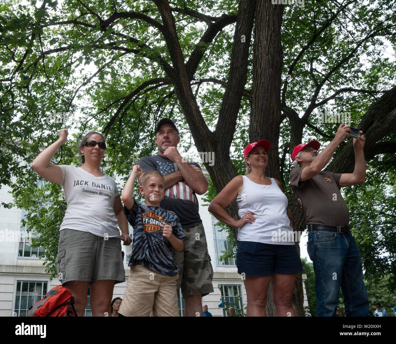 Eine Gruppe Gesten für Traktor Anhänger ihre Horn zu blasen, wie sie ihren Weg durch den 4. Juli Parade auf der Constitution Avenue in Washington, DC am 4. Juli 2019. Credit: Stefani Reynolds/CNP | Verwendung weltweit Stockfoto