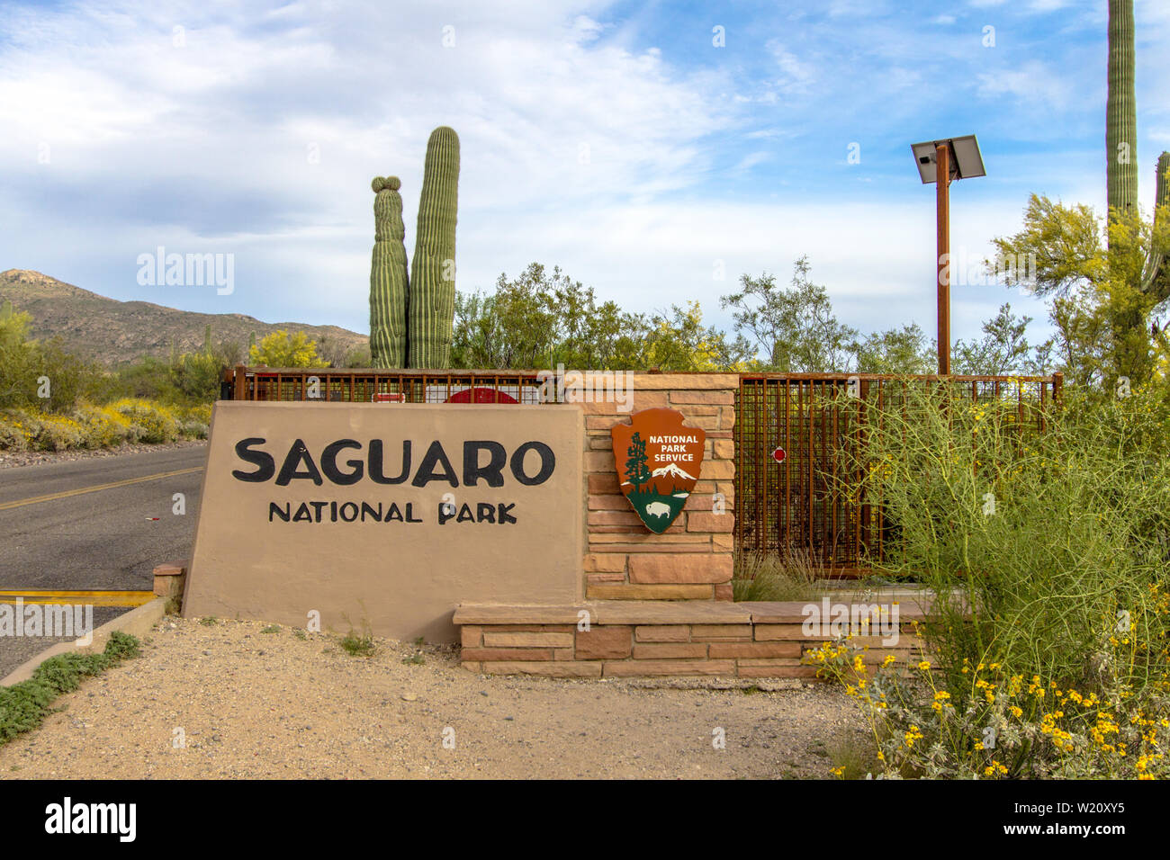 Eintrittsschild zum Saguaro-Nationalpark in Tucson. Die Sonoran-Wüste in Arizona ist der einzige Ort der Welt, an dem der Saguaro-Kaktus wachsen kann. Stockfoto