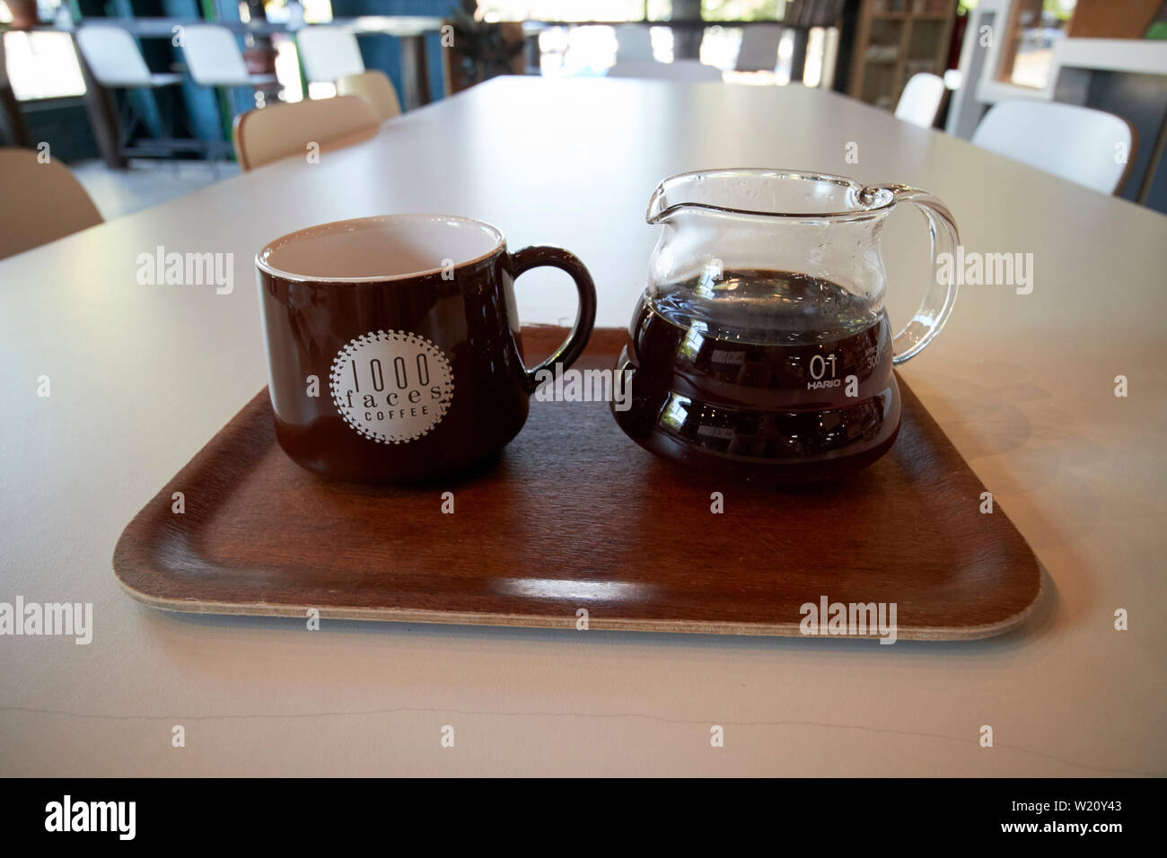 Über Kaffee und Becher in einem Artisan Coffee Shop USA Gießen Stockfoto
