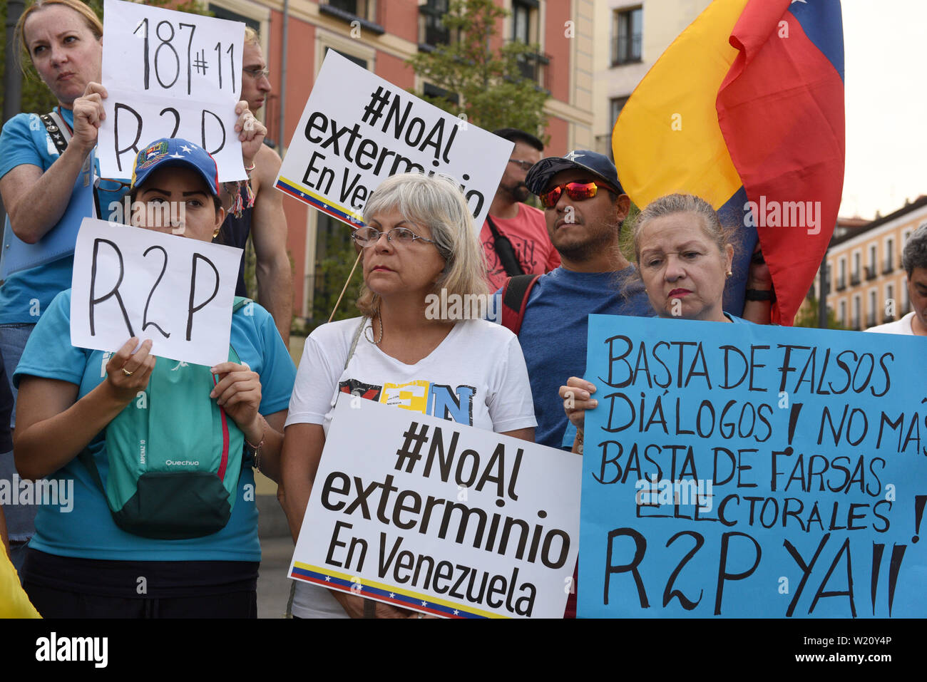 Madrid, Spanien. 04. Juli, 2019. Die Demonstranten halten Plakate hoch, während der Demonstration. Rund 100 Venezolaner Staatsangehörigen an Isabel II Square in Madrid versammelt, um gegen Nicolas Maduro zu protestieren, und humanitäre Intervention und Hilfe in Venezuela verlangen. Credit: SOPA Images Limited/Alamy leben Nachrichten Stockfoto