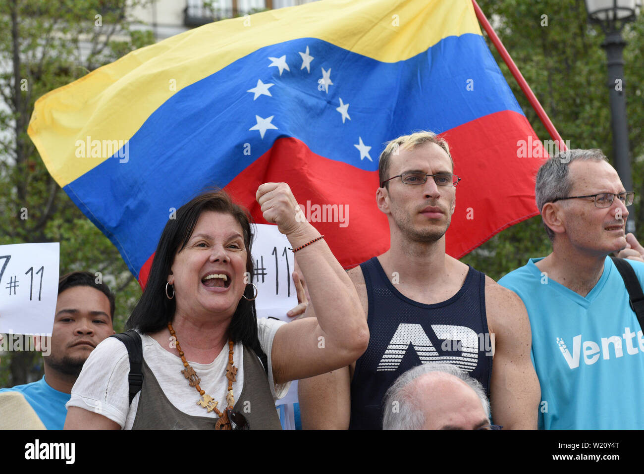 Madrid, Spanien. 04. Juli, 2019. Eine Demonstrantin shouts Parolen während der Demonstration. Rund 100 Venezolaner Staatsangehörigen an Isabel II Square in Madrid versammelt, um gegen Nicolas Maduro zu protestieren, und humanitäre Intervention und Hilfe in Venezuela verlangen. Credit: SOPA Images Limited/Alamy leben Nachrichten Stockfoto