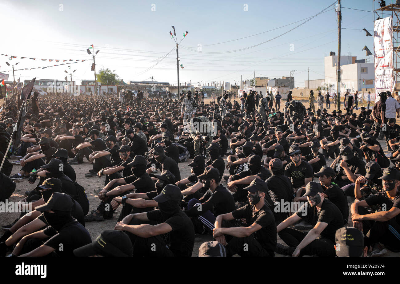 Gaza, Palästina. 04. Juli, 2019. Junge Palästinenser ihre Fähigkeiten bei einer militärischen Stil Diplomverleihung an einem Sommercamp vom islamischen Jihad organisierten demonstrieren, in Gaza Stadt. Credit: SOPA Images Limited/Alamy leben Nachrichten Stockfoto Gaza, Palästina. 04. Juli, 2019. Junge Palästinenser ihre Fähigkeiten bei einer militärischen Stil Diplomverleihung an einem Sommercamp vom islamischen Jihad organisierten demonstrieren, in Gaza Stadt. Credit: SOPA Images Limited/Alamy leben Nachrichten Stockfoto