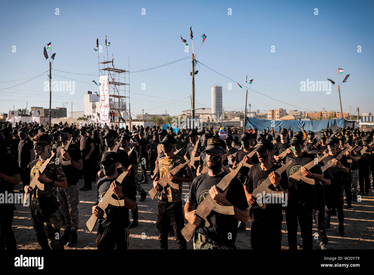 Gaza, Palästina. 04. Juli, 2019. Junge Palästinenser halten Holz- Gewehre, wie sie ihre Fähigkeiten bei einer militärischen Stil Diplomverleihung an einem Sommercamp vom islamischen Jihad organisierten demonstrieren, in Gaza Stadt. Credit: SOPA Images Limited/Alamy leben Nachrichten Stockfoto Gaza, Palästina. 04. Juli, 2019. Junge Palästinenser halten Holz- Gewehre, wie sie ihre Fähigkeiten bei einer militärischen Stil Diplomverleihung an einem Sommercamp vom islamischen Jihad organisierten demonstrieren, in Gaza Stadt. Credit: SOPA Images Limited/Alamy leben Nachrichten Stockfoto