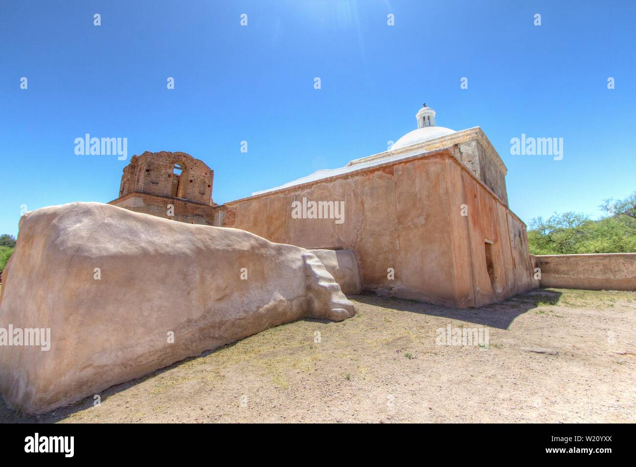 Tumacori Mission. Das Äußere des spanischen Stils verlassene Kirchenmission in einem Nationalpark im Südwesten der USA von Arizona. Stockfoto