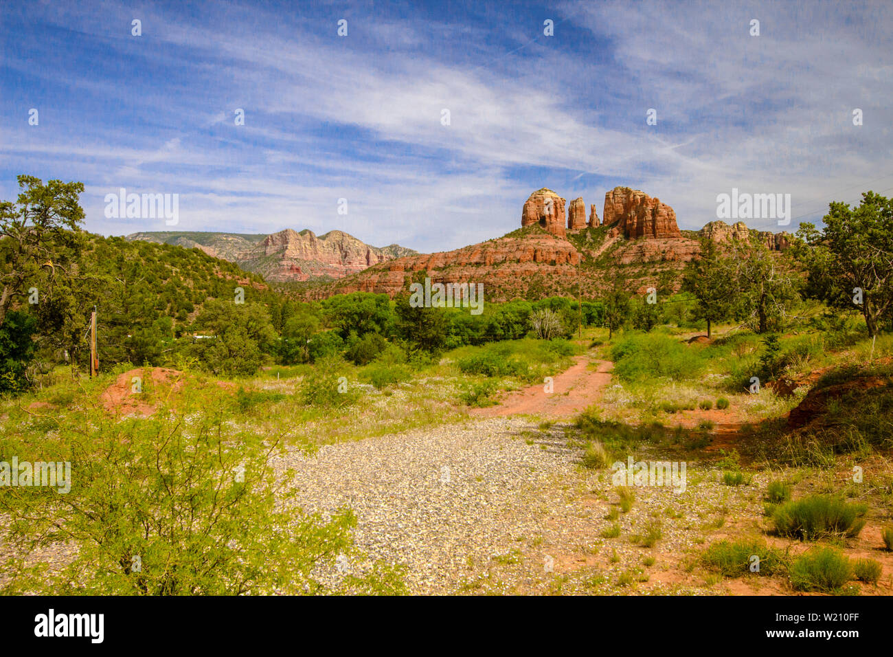 Red Rocks Of Sedona. Malerische Sedona, rote Felslandschaft in Arizona mit den berühmten geologischen Formationen Courthouse und Bell Mountain unter blauem Himmel. Stockfoto