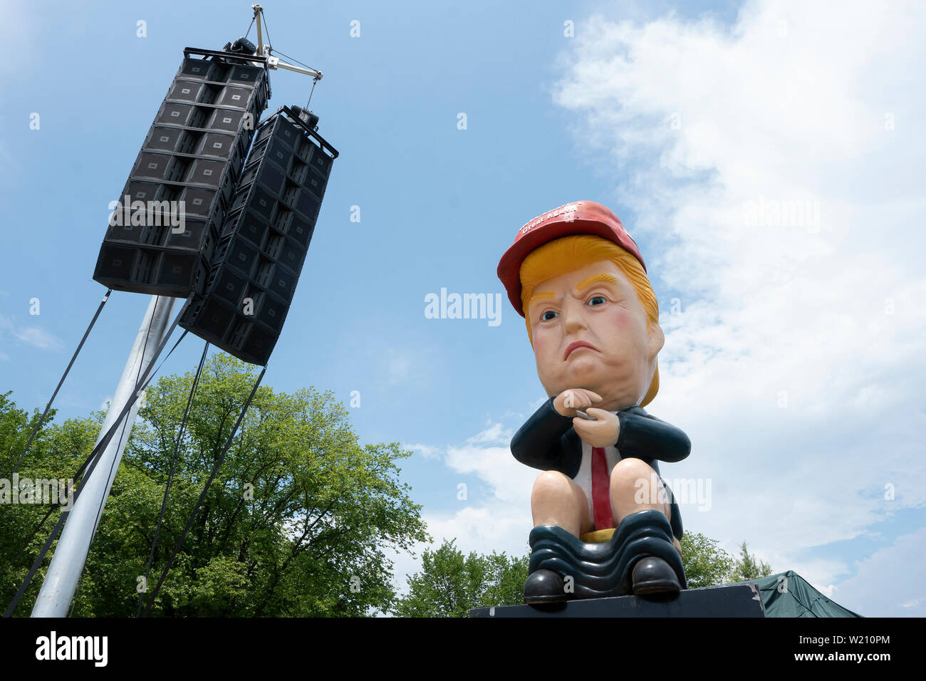 Mitglieder der protestgruppe Code Pink eine Statue des Präsidenten der Vereinigten Staaten Donald J. Trumpf Twittern aus einer goldenen Wc in Washington, DC, USA am 4. Juli 2019, seinen Gruß zu Amerika Rede zu protestieren. Die Gruppe geht davon aus, dass der Präsident die Teilnahme an 4. Juli feiern ist die Politisierung eine nicht-politische Urlaub. Credit: Stefani Reynolds/CNP/MediaPunch Stockfoto