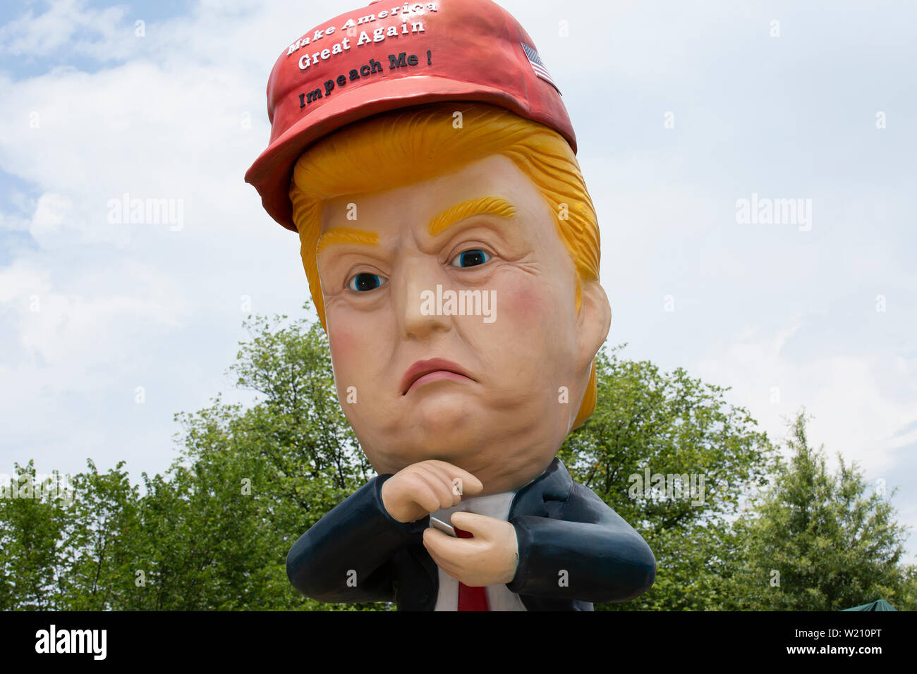 Mitglieder der protestgruppe Code Pink eine Statue des Präsidenten der Vereinigten Staaten Donald J. Trumpf Twittern aus einer goldenen Wc in Washington, DC, USA am 4. Juli 2019, seinen Gruß zu Amerika Rede zu protestieren. Die Gruppe geht davon aus, dass der Präsident die Teilnahme an 4. Juli feiern ist die Politisierung eine nicht-politische Urlaub. Credit: Stefani Reynolds/CNP/MediaPunch Stockfoto