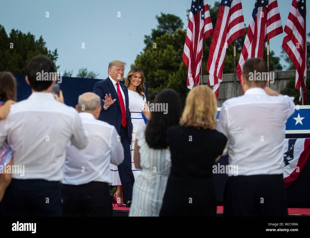 Washington Dc Usa 4 Juli 2019 Us Prasident Donald Trump Und First Lady Melania Trump Kommen Wahrend Des Vierten Der Juli Feier Alute Nach Amerika Veranstaltung In Washington Dc Usa Am Donnerstag 4