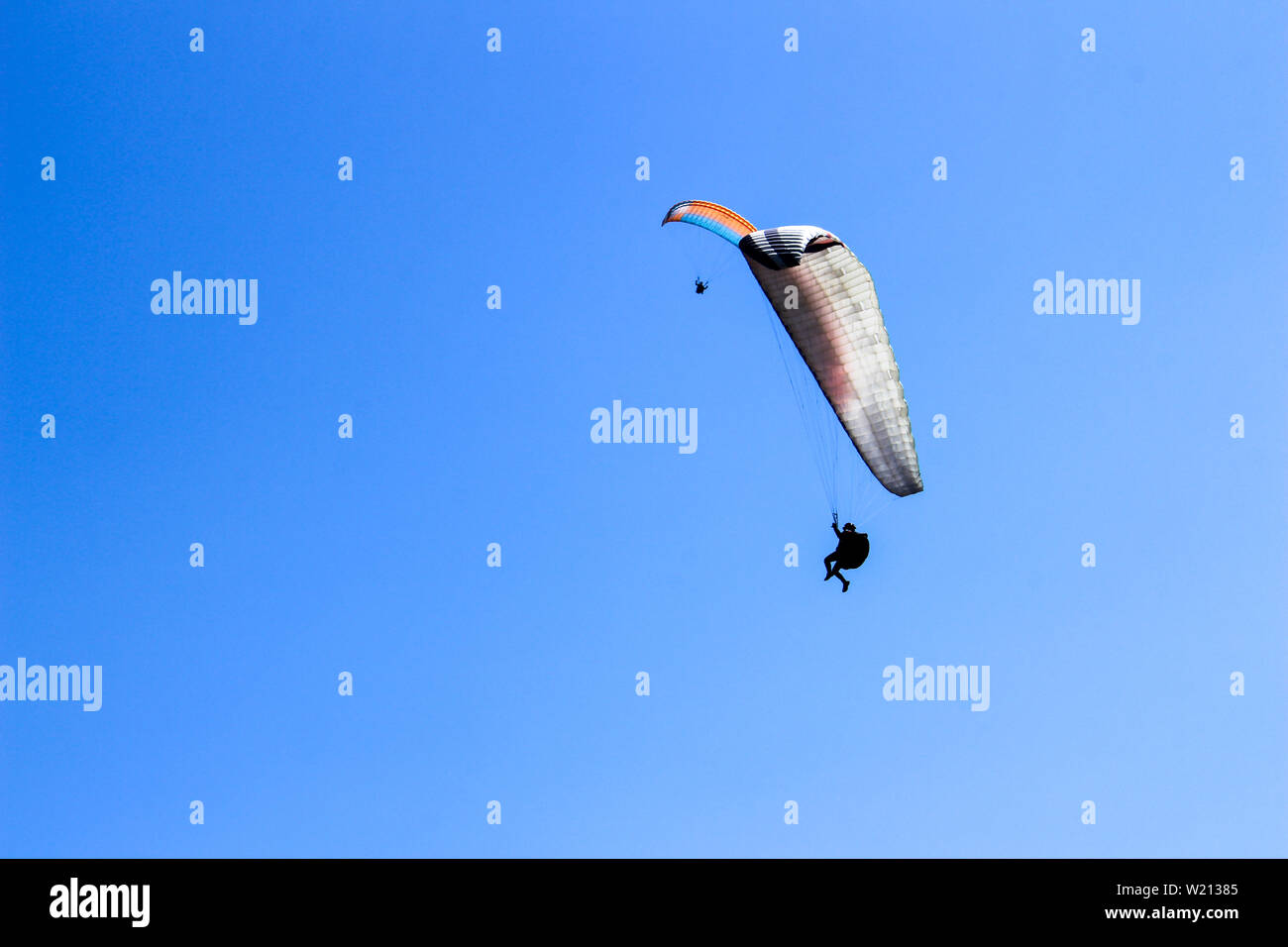 Gleitschirm fliegen in blauer Himmel auf Täler Landschaft in Indonesien Stockfoto