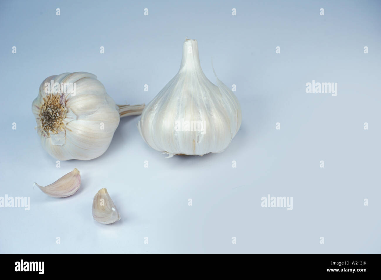 Gesunde organische frischer Knoblauch auf weißem Hintergrund und glückliches Lächeln Stockfoto