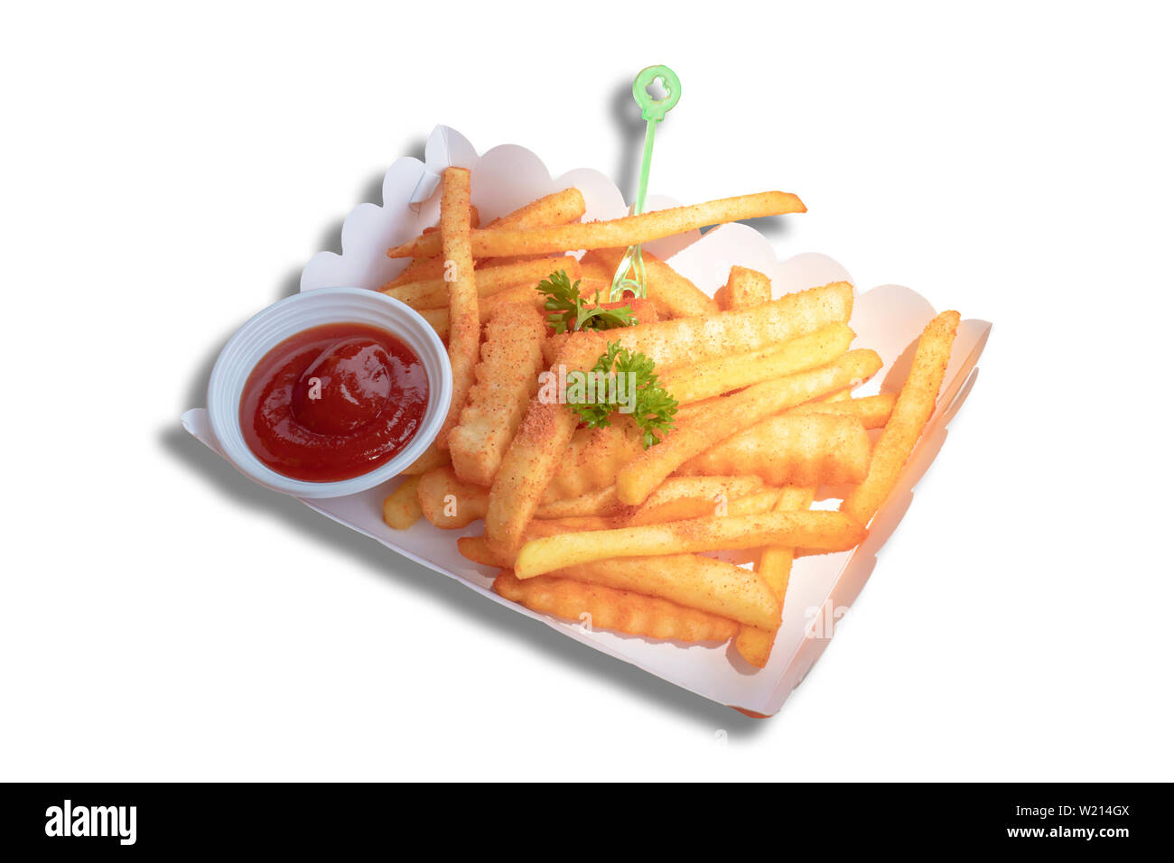 Isolierte Pommes frites und Tomatensauce im Papier, auf einem weißen Hintergrund mit Freistellungspfaden. Stockfoto