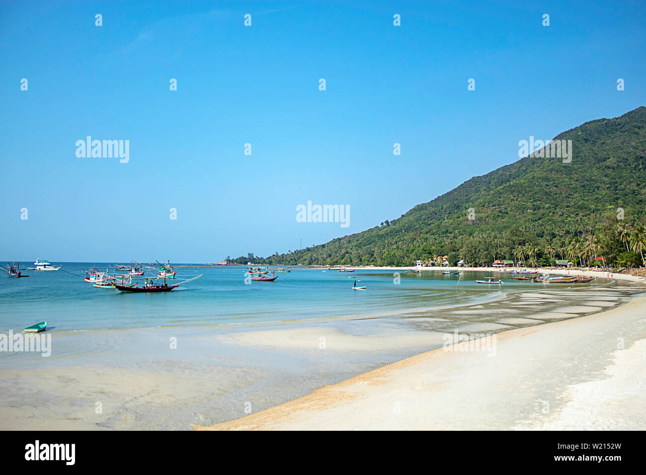 Fischerboote am Strand von Koh Phangan, Surat Thani in Thailand geparkt. Stockfoto