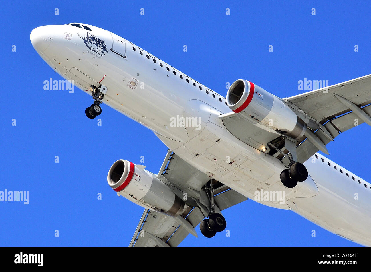 Die Airbus A320-VH-FNP 'Honeymoon Cove" der Jungfrau Australien regionale Fluggesellschaften, auf Ansatz zum Flughafen Perth (Western Australia) Stockfoto