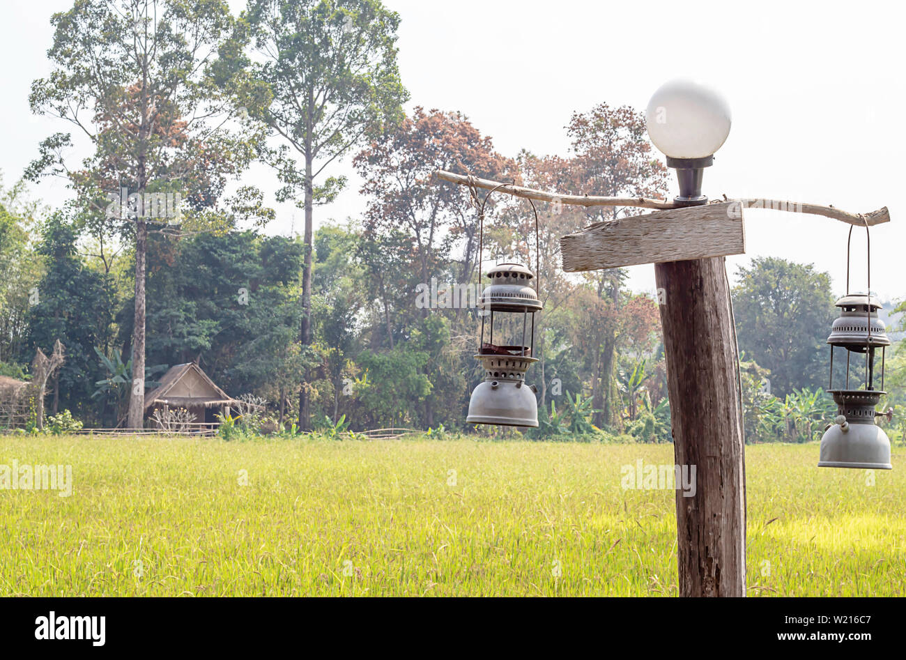 Alte Laterne hängend auf hölzernen Hintergrund Felder. Stockfoto