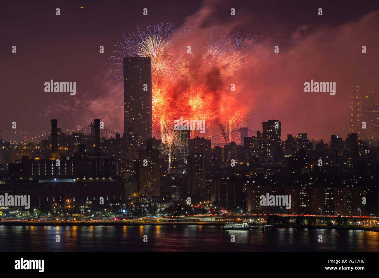 New York, USA. 4. Juli 2019. Feuerwerke sind während der Macy's Feuerwerk zum 4. Juli 2019 angezeigt USA Independence Day in New York, USA, 4. Juli 2019 zu feiern. Credit: Li Muzi/Xinhua/Alamy leben Nachrichten Stockfoto