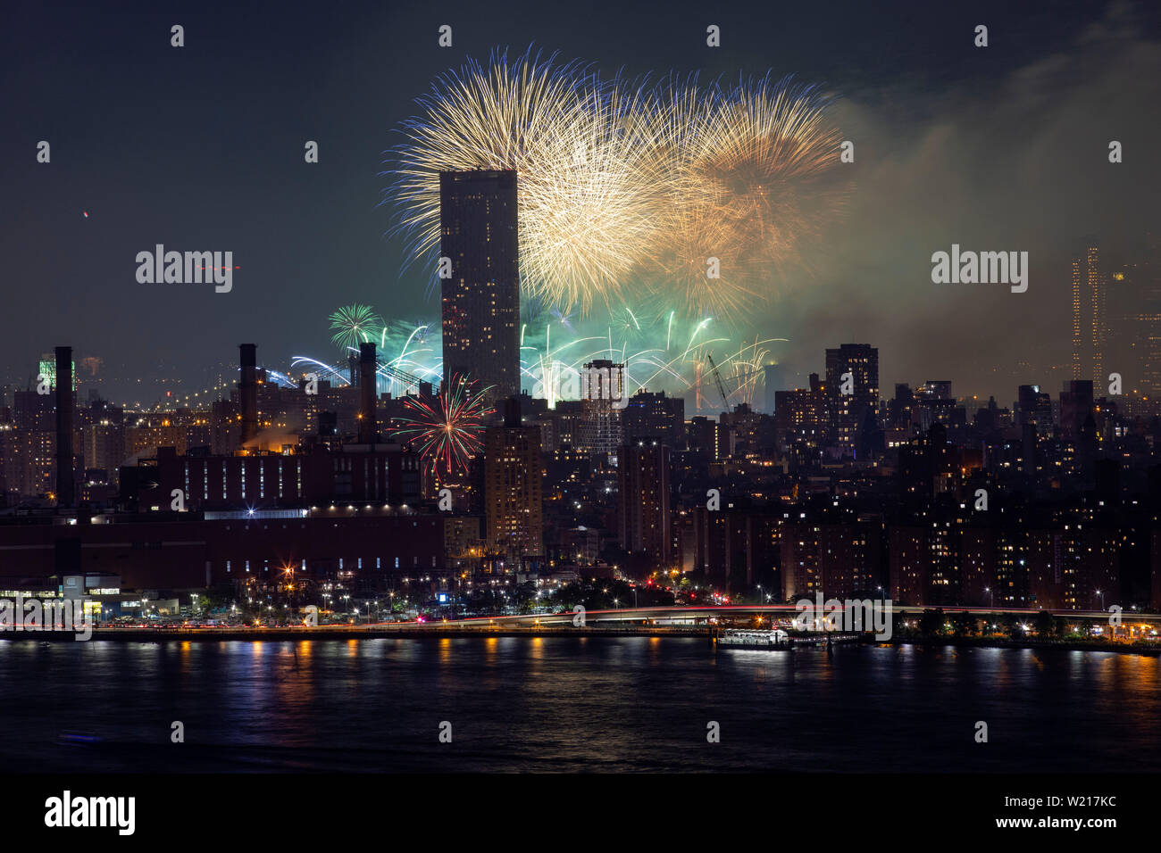 New York, USA. 4. Juli 2019. Feuerwerke sind während der Macy's Feuerwerk zum 4. Juli 2019 angezeigt USA Independence Day in New York, USA, 4. Juli 2019 zu feiern. Credit: Li Muzi/Xinhua/Alamy leben Nachrichten Stockfoto