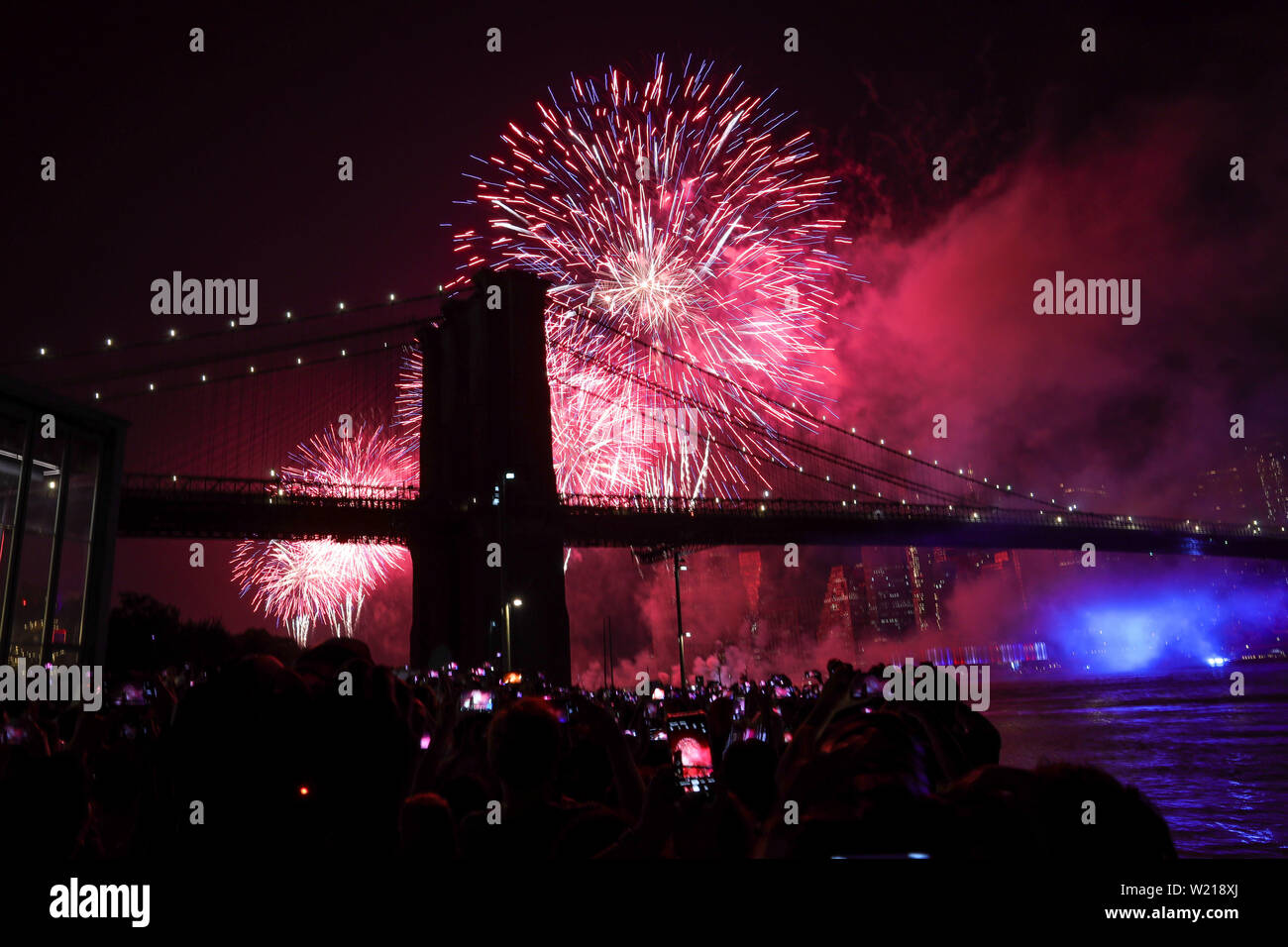 New York, New York, USA. 4. Juli 2019. Feuerwerk auf der Brooklyn Bridge Licht während des jährlichen Macy Feuerwerk am East River von Manhattan Juli 4, 2019 in New York City zeigen. Dies ist die 43. jährliche Juli 4 Anzeige durch den Einzelhändler. Die Veranstaltung feiert Unabhängigkeitstag in den Vereinigten Staaten. Credit: William Volcov/ZUMA Draht/Alamy leben Nachrichten Stockfoto