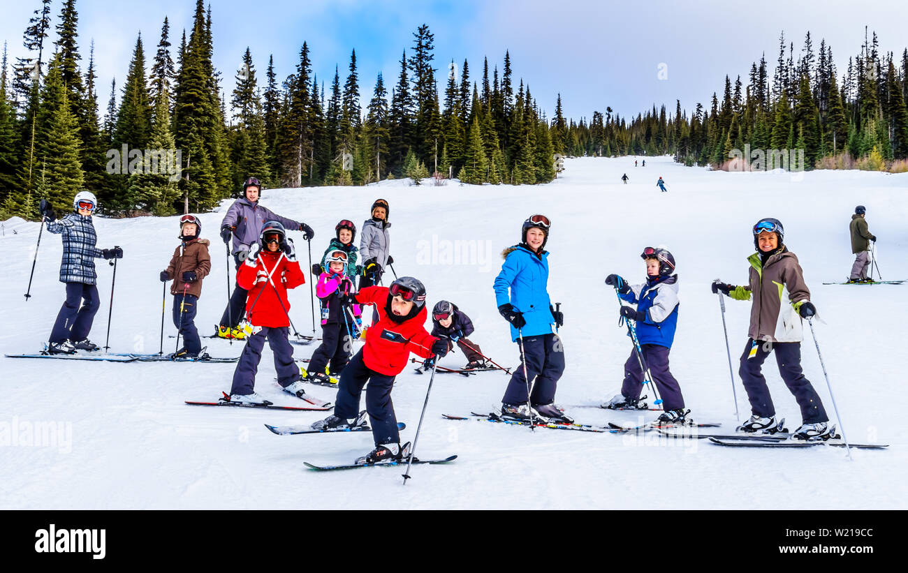 Ein großer Spaß Familie Ski Tag am berühmten Sun Peaks Skigebiet in Western Canada Stockfoto