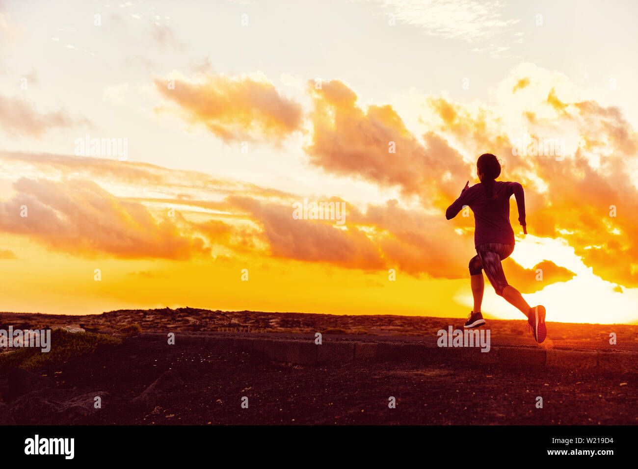 Sportler Trail Running Silhouette einer Frau runner bei Sonnenuntergang Sonnenaufgang. Cardio-fitness-Training für Marathon Rennen. Aktiv gesund Lifestyle im Sommer Natur. Zielerreichung Herausforderung Konzept. Stockfoto