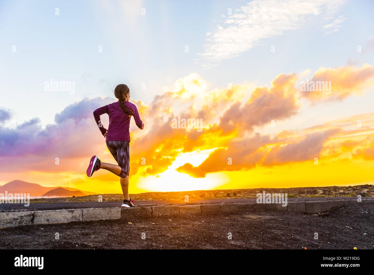 Sportler Trail Running Silhouette einer Läuferin auf dem Sunset Road Sunrise. Cardio Fitness Frau Training für Marathon Rennen. Aktiv gesund Lifestyle im Sommer Natur. Leben Herausforderung Konzept. Stockfoto