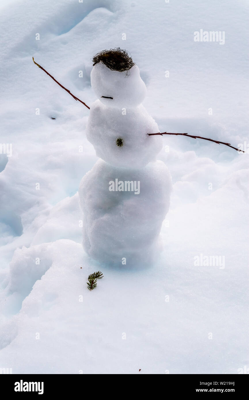 Bauen einen Schneemann ist eine kreative Aktivität im Winter nach einem Tag Skifahren auf der berühmten Sun Peaks Skigebiet in Western Canada Stockfoto