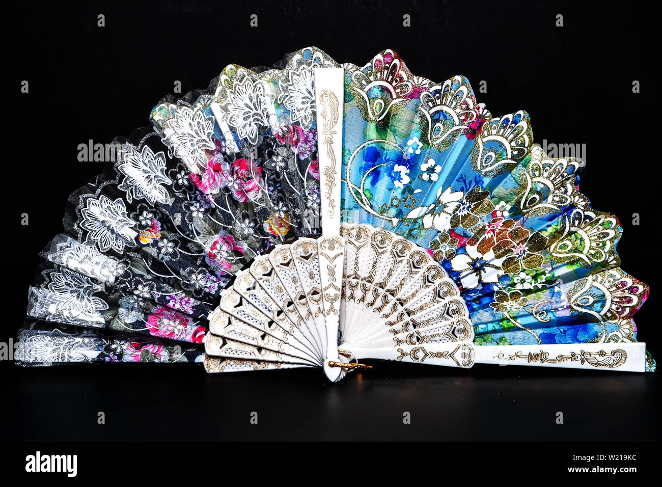 Flamenco Handfächer mit bunten Muster auf schwarzen Hintergrund isoliert. Spanisch oder Chinesisch Einfluss Stockfoto