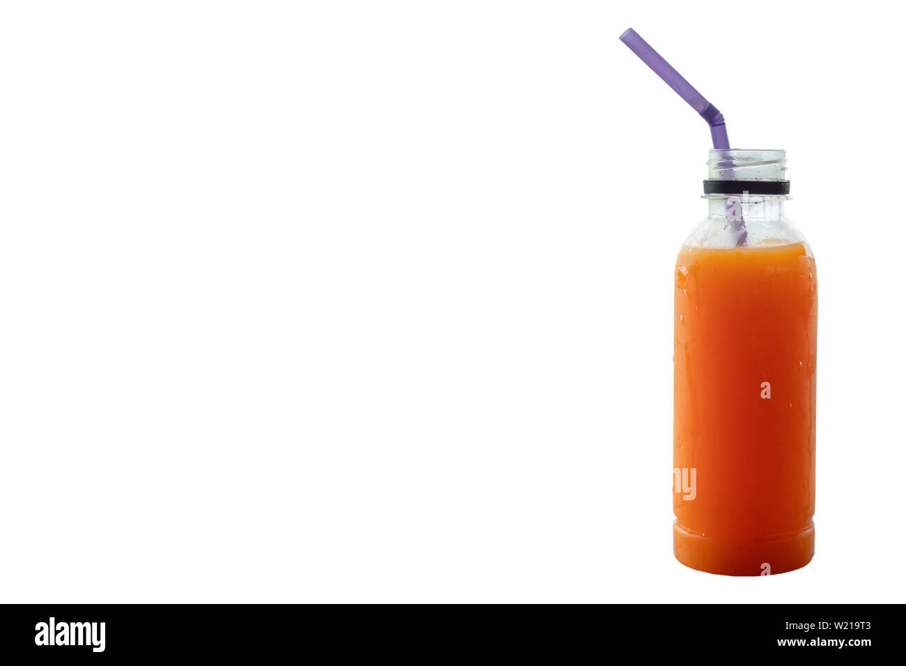 Isolierte durchsichtige Flasche frischen Orangensaft auf weißem Hintergrund Stockfoto