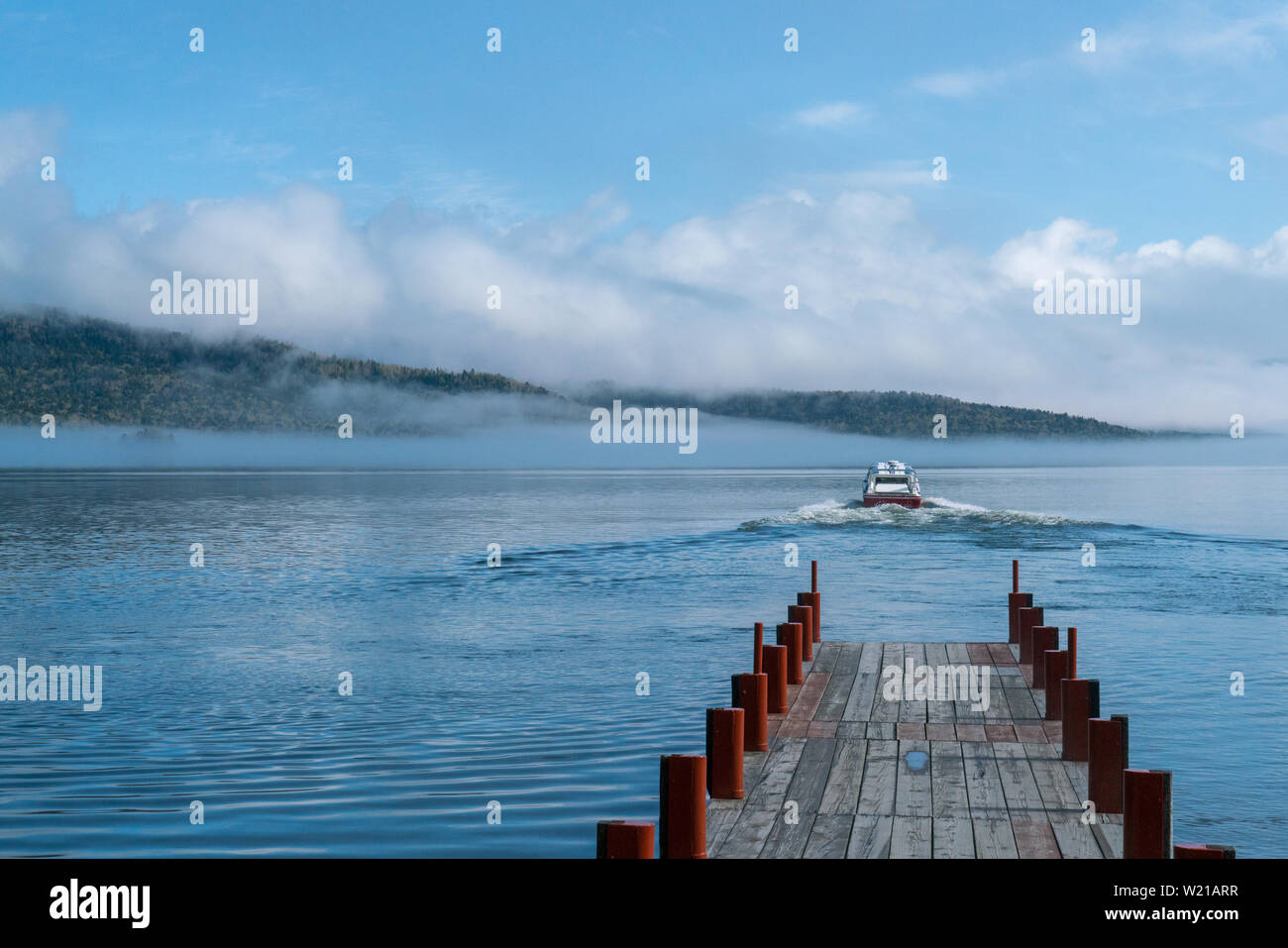 Speed Boot Auslaufen aus Dock Stockfoto