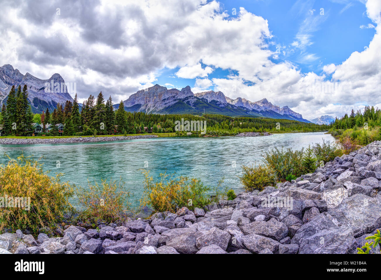 Die Canmore Bow River Loop Trail auf der südlichen Banff Spektrum der Kanadischen Rockies in Alberta mit Ehagay Nakoda, Ha Ling Peak und Mt Rundle in der Ba Stockfoto