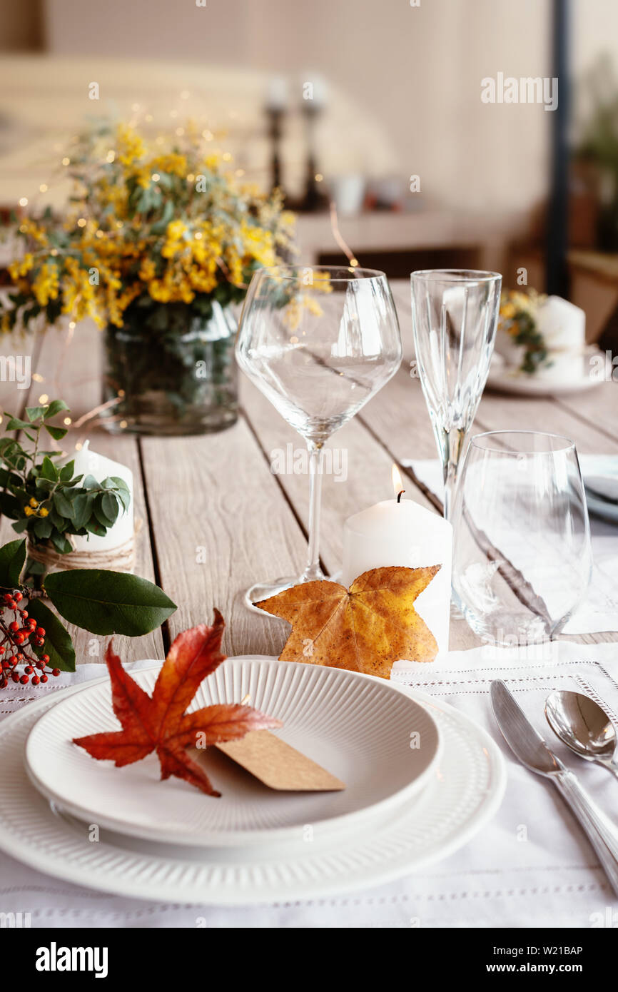 Thanksgiving Tabelle Einrichtung mit Blatt Stockfoto