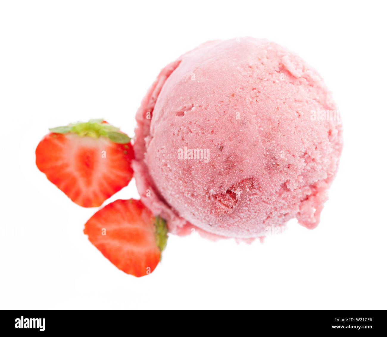 Single Erdbeere Eisportionierer von oben mit zwei Scheiben Erdbeere auf weißem Hintergrund Stockfoto