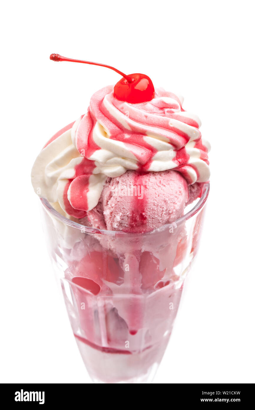 Cherry Eisbecher mit Sahne und Cocktailkirsche auf weißem Hintergrund Stockfoto