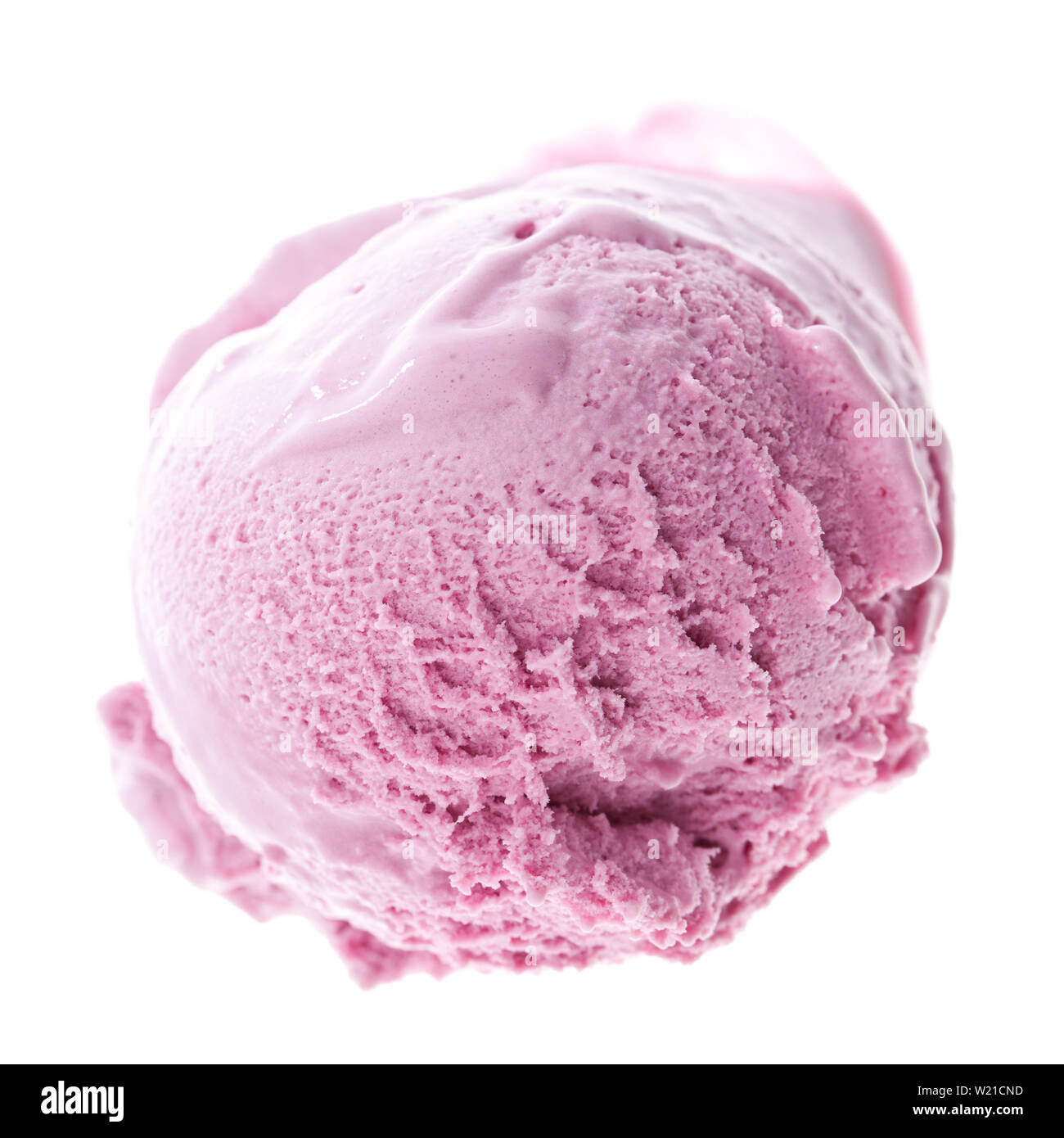 Eine Kugel wild Berry ice cream auf weißem Hintergrund Stockfoto