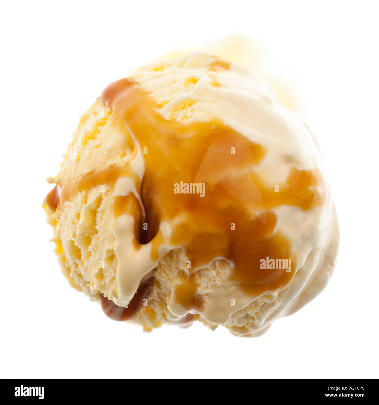 Eine einzige Kugel Vanille mit karamellsauce von oben auf weißem Hintergrund Stockfoto