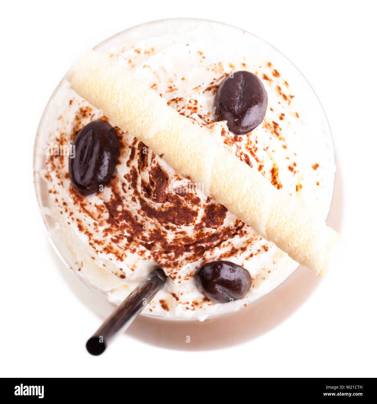 Eiskaffee mit Kaffeebohnen aus der Luft auf weißem Hintergrund Stockfoto