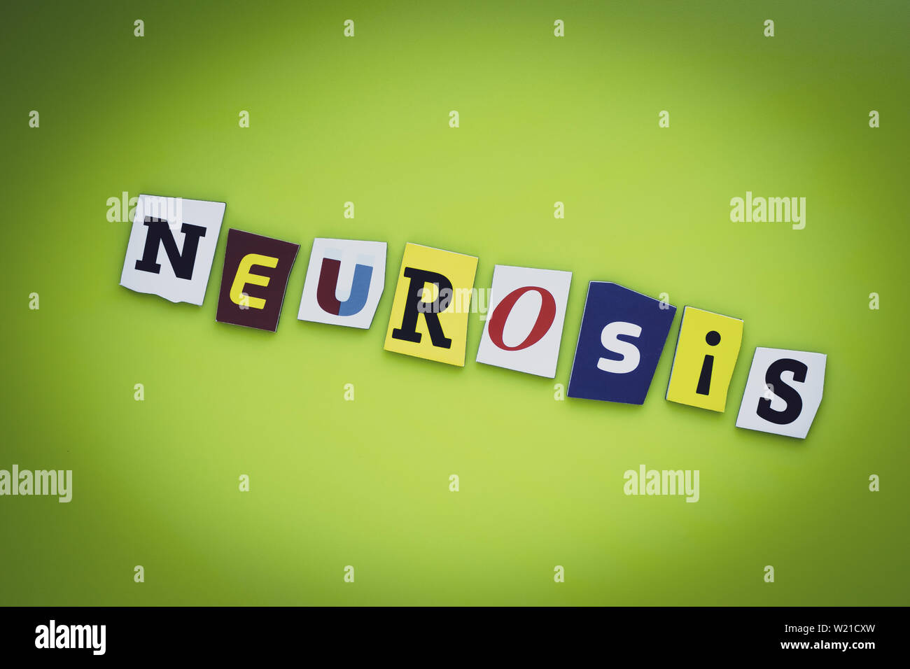 Ein Wort schreiben Text neurose von Schnitt Buchstaben auf grünem Hintergrund. Schlagzeile - Neurosen, Karte der Psychologie. Banner mit der Aufschrift Neurose. Psycho Stockfoto Ein Wort schreiben Text neurose von Schnitt Buchstaben auf grünem Hintergrund. Schlagzeile - Neurosen, Karte der Psychologie. Banner mit der Aufschrift Neurose. Psycho Stockfoto