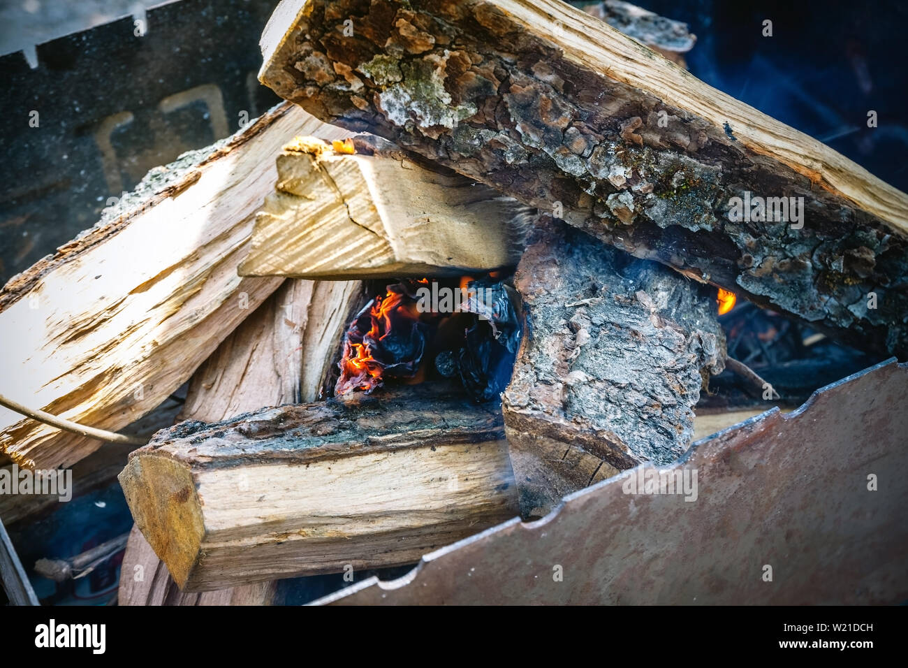 Nur er aber nahm das Feuer unter den Holz - Feuer im Grill, erschienen. Stockfoto