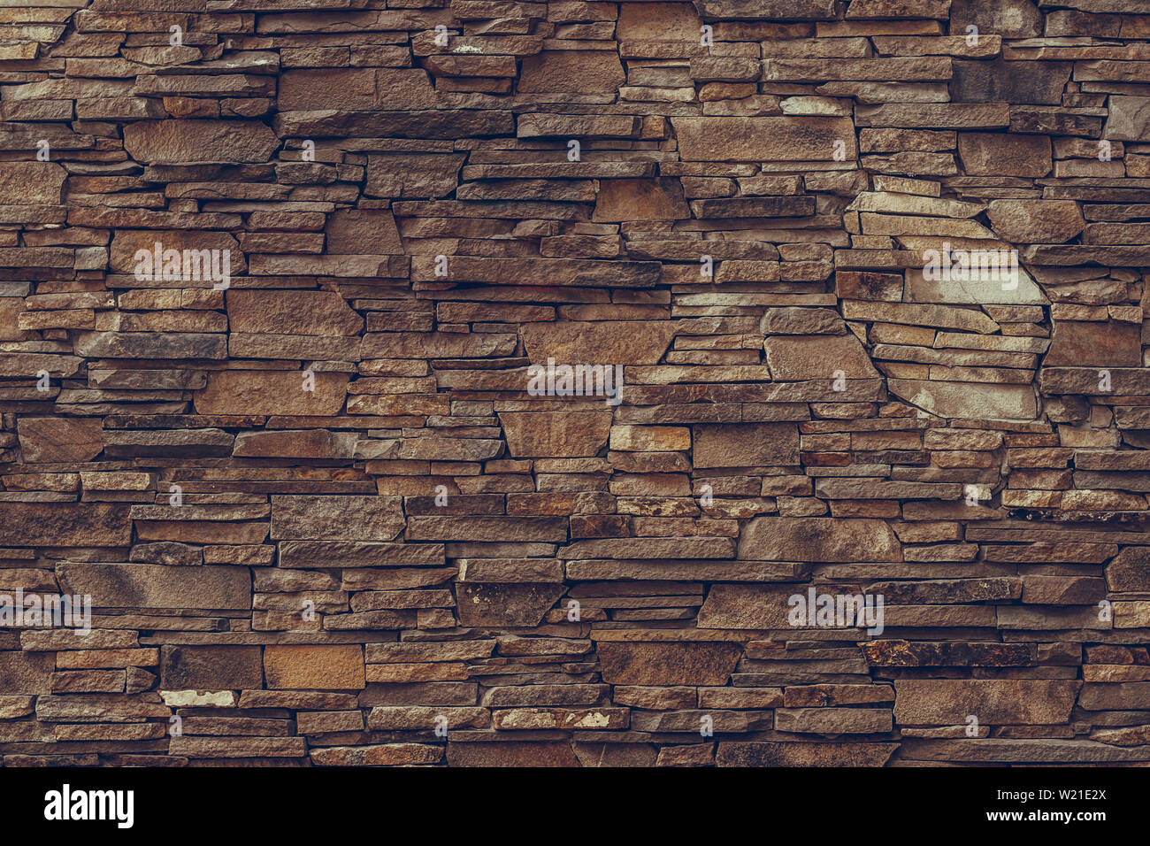 Texturierte Oberfläche eines braunen schmutzige Mauer aus Stein. Old Red Brick Wall Hintergrund. Beton Ziegel wand Muster. Grunge Granit Textur. Mineral grungy zurück Stockfoto
