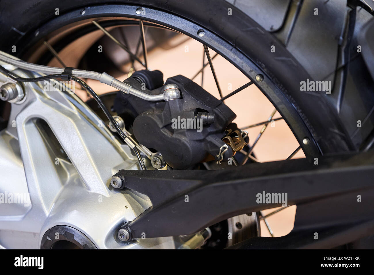 Das Hinterrad eines modernen Motorrad. Stockfoto
