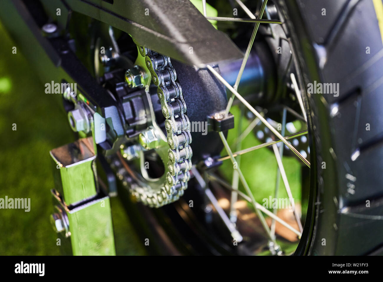 Das Hinterrad eines modernen Motorrad. Stockfoto
